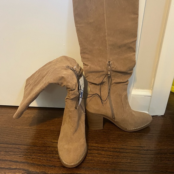 High heel tall boots, in brand new condition! - Picture 4 of 5